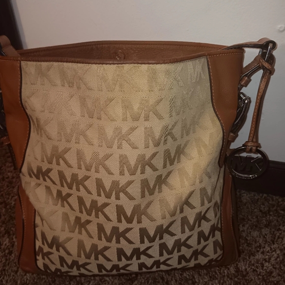 Michael Kors handbag pre loved - Picture 3 of 5